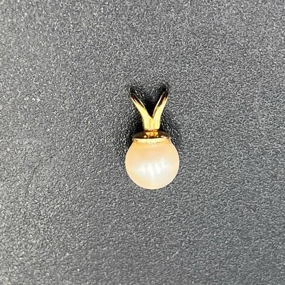 Small Stamped 14K Yellow Gold Cream Off White 5.5 mm Pearl Pendant .5 grams - Picture 5 of 8